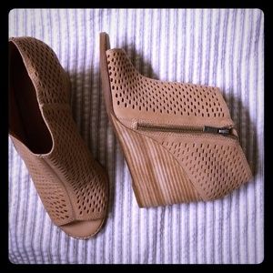 Lucky brand 10m **NEW** TAN WEDGE PEEP TOE SHOES